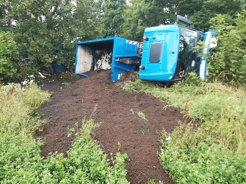 Dopravní nehoda nákladního a osobního auta u Přestanova.