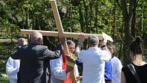 Představitelé církve v Ústí nad Labem odpoledne vystoupili na Mariánskou skálu.