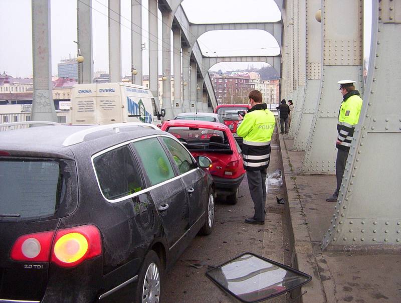 Hromadná dopravní nehoda šesti aut se stala v úterý krátce po sedmé hodině na ústeckém mostě Edvarda Beneše. 