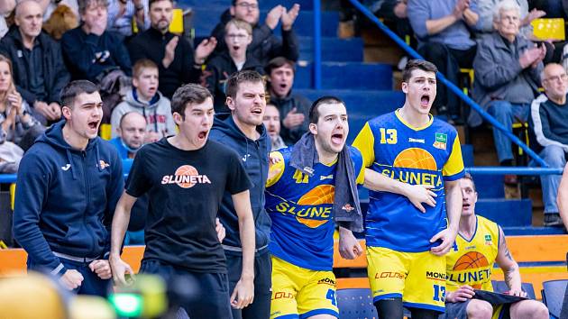 Basketbalové derby mezi Ústím nad Labem a Děčínem mělo fantastickou diváckou kulisu. Nakonec v něm slavila ústecká Sluneta.