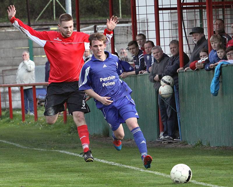 Fotbalisté Střekova (červení) doma porazili Postoloprty 5:2.