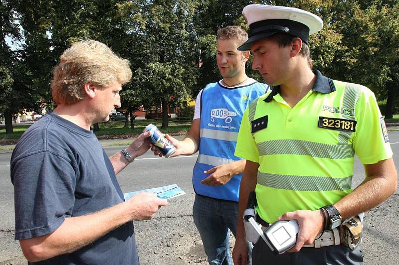 Za to, že byli řidiči štřízliví, dostali plechovku nealkoholického piva.