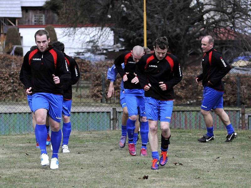 Fotbalisté Libouchce (tmavé dresy) prohráli na hřišti Šluknova 1:2.