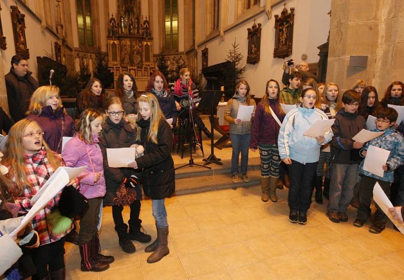 Ústečané se připojili k akci Česko zpívá koledy. Kostel Nanebevzetí Panny Marie zaplnili do posledního místa.