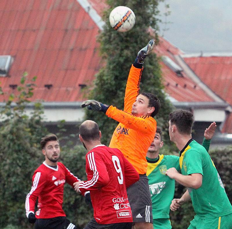 Fotbalisté Neštěmic (červení) doma porazili Žatec po nevídané přestřelce 7:4.