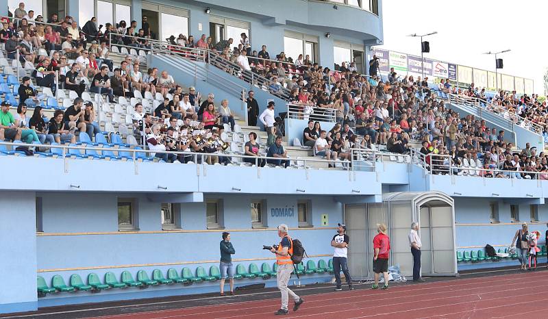 Paddock liga 2019. Ústečtí Blades (černé dresy) přehráli při prvním utkání na městském stadionu Alligators Brno (bílo-zelené dresy) 30:0.