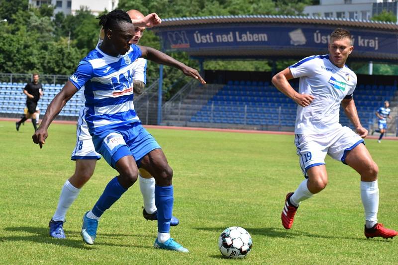 Fotbalisté Ústí nad Labem (pruhované dresy) doma porazili Viktorii Plzeň B 1:0.