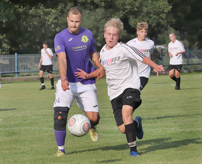 Fotbalisté Velkého Března (bíločerní) po vyrovnaném průběhu porazili Přestanov (fialovo-bílí) 3:2.