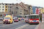 Srážka osobního auta s cyklistou byla příčinou pátečního omezení dopravy v Tovární ulici u zastávky Západní nádraží.