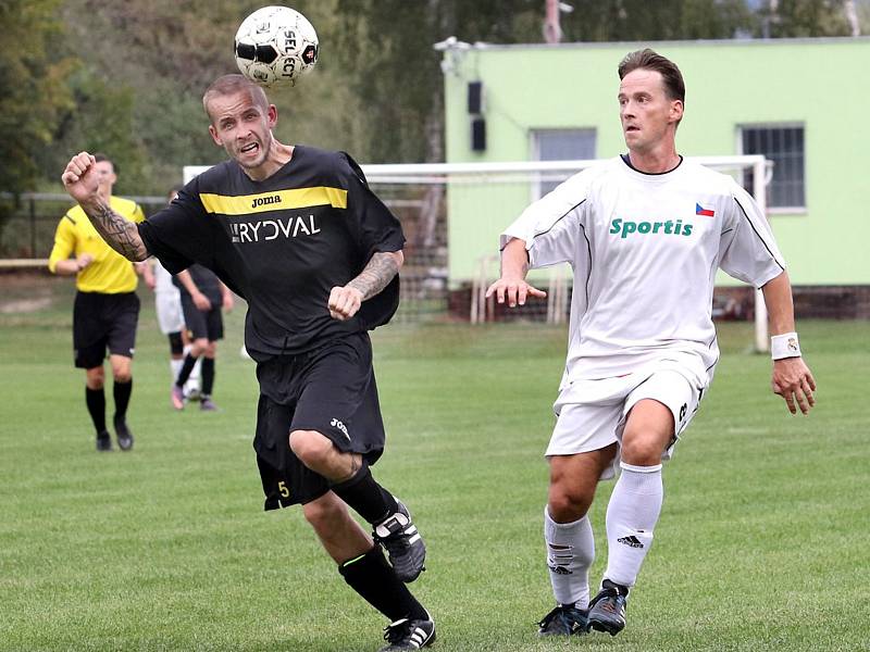 Fotbalisté béčka Svádova (v bílém) prohráli s Děčínem 0:3.