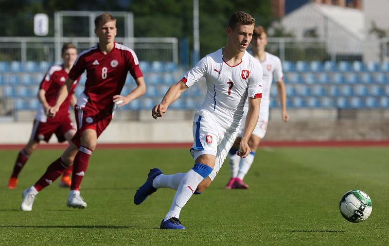 Česká republika U18 (v bílém) porazila v Ústí nad Labem Lotyšsko U18 2:1