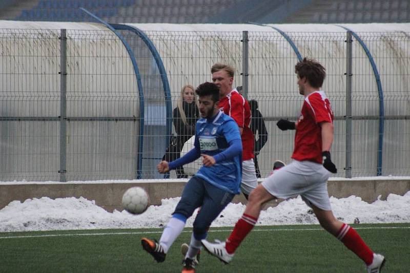 Ústečtí fotbalisté (modří) zvítězili na úvod přípravy vysoko 7:0.