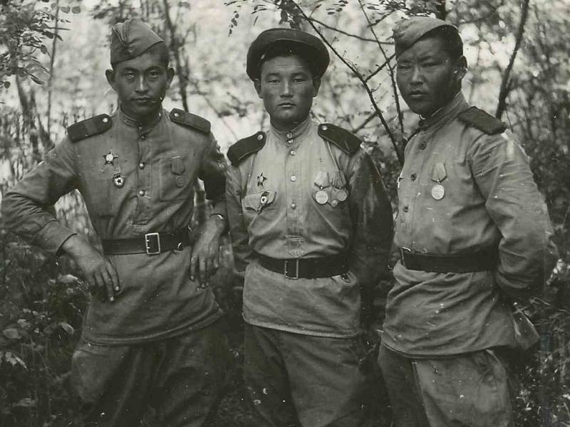 Martinův strýc se sovětskými vojáky v roce 1945 v lužním lese, v němž jednotka Rudé armády tábořila.