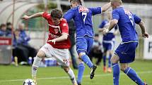 Ústečtí fotbalisté (modří) zvítězili v Pardubicích 1:0. 