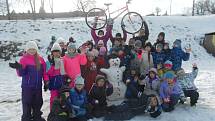 Africkým dětem pomohli sněhuláci od dětí z Petrovic získat kola na cesty do školy.