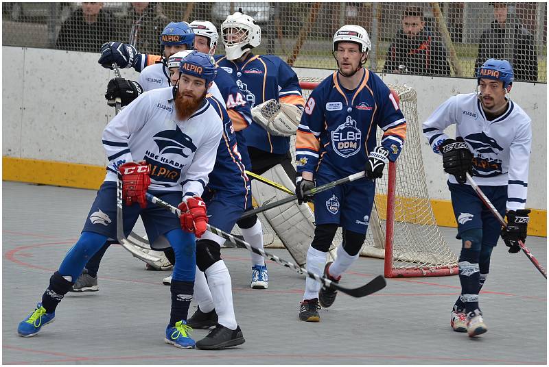 Hokejbalisté Elby Ústí nad Labem (v tmavém) podlehli ve 3. čtvrtfinále extraligy Kladnu 1:5. Foto: Miroslav Vlach