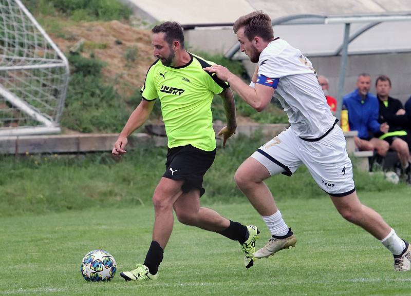 Fotbalisté SK Brná (zelenočerní) porazili ve 3. kole krajského poháru TJ Krupka (bílí) 3:1.