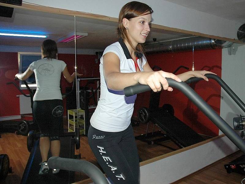 H.E.A.T. Cvičitelka Zuzana Hroudová z ústeckého t-clubu ukazuje jednu z technik chůze na trenažeru maxerrunner v ústeckém T–clubu. 