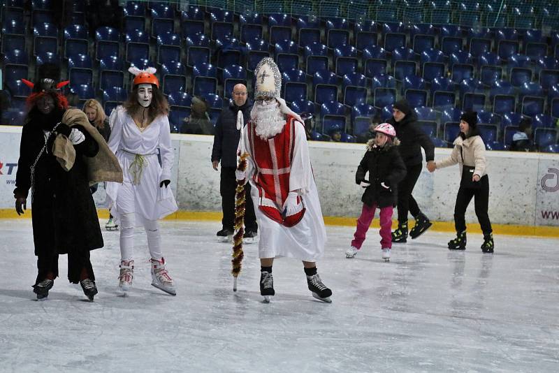 Mikulášské bruslení na zimním stadionu.