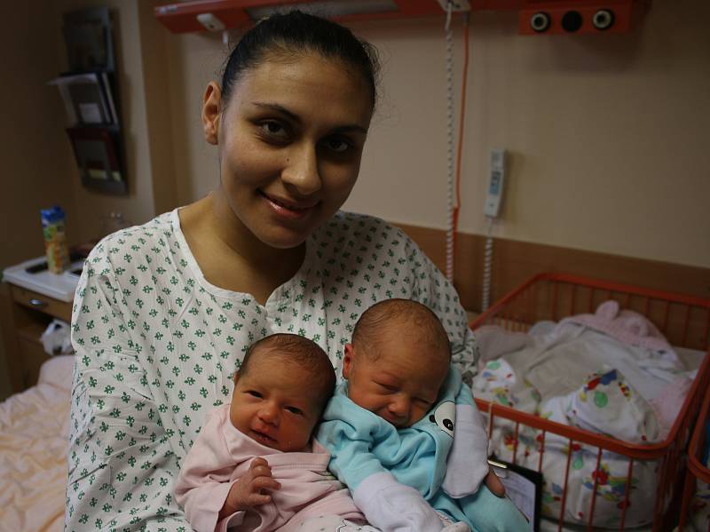 Jůlie a Adam Dadučovi se narodili Lucii Budiové z Teplic 9. října ve 21.14 / 21.15 hod. v ústecké porodnici. Měřili 47 cm a vážili 2,44 / 2,66 kg.