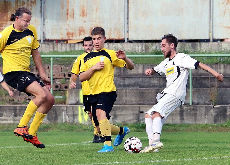 II. třída Ústí n/L: MSK Trmice (bílé dresy) rozdrtil Hraničář Petrovice (žlutočerní) 8:0.