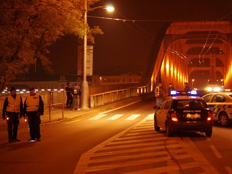 Na mostní oblouk Benešova mostu vyšplhal údajný sebevrah, zpacifikovat se ho policii podařilo až po padesáti minutách.