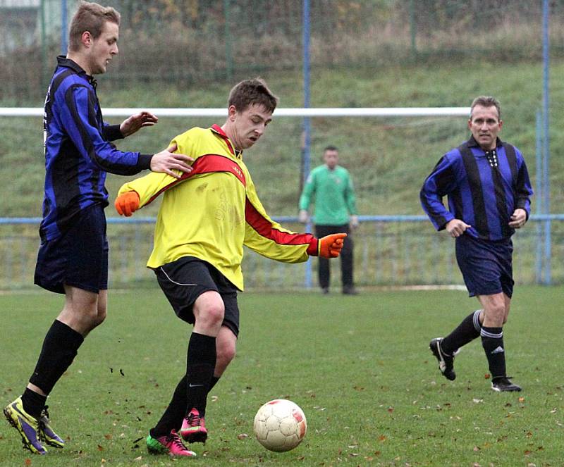 Fotbalisté Mojžíře B (pruhovaní) doma rozdrtili Skorotice 10:1.