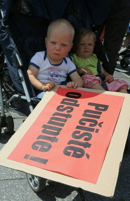 Demonstrace na Lidickém náměstí.