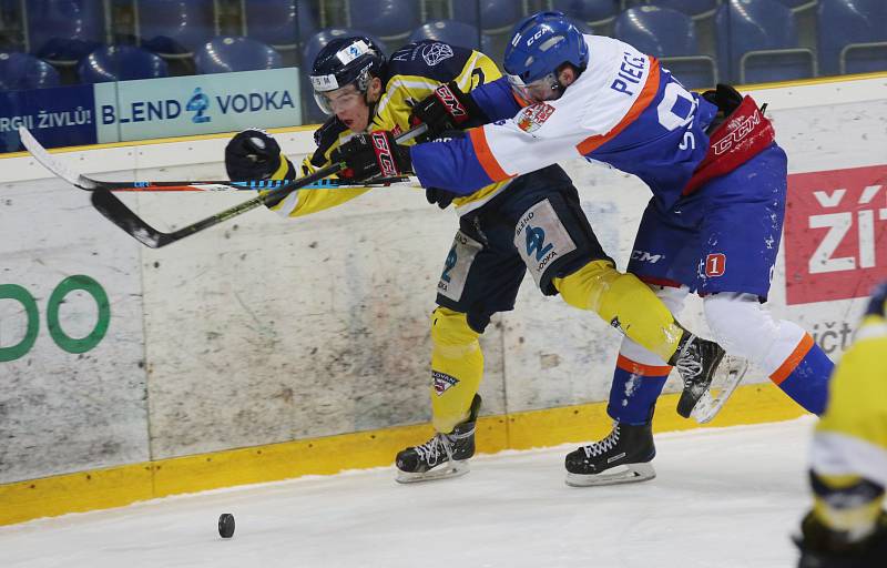 Hokejisté Slovanu (žlutí) doma prohráli s Litoměřicemi vysoko 0:5.