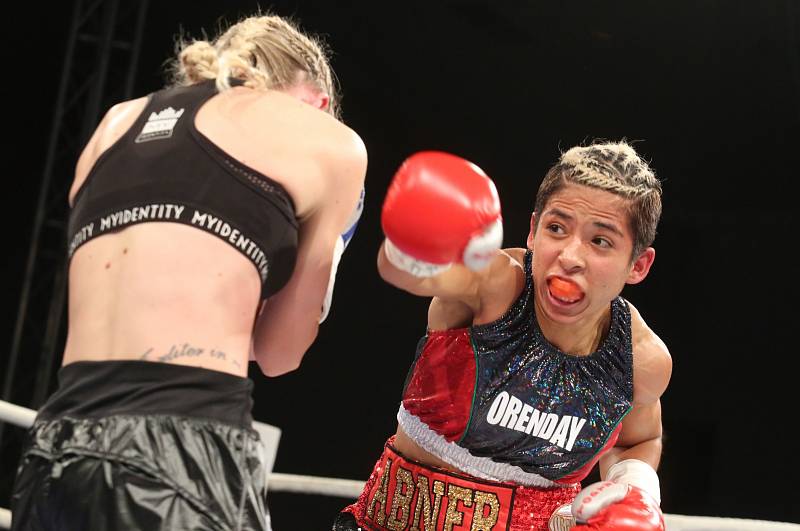 Fabiana Bytyqi (modré rukavice) vs. Maria Soledad Vargas v souboji o titul mistryně světa WBC v atomové váze