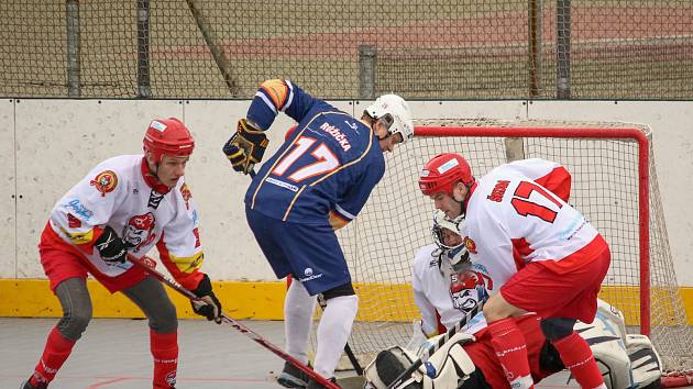 Hokejbalová extraliga, Elba DDM Ústí (v tmavém) proti Hradci Králové (2:1). Foto: Elba DDM/Tomáš Laibl