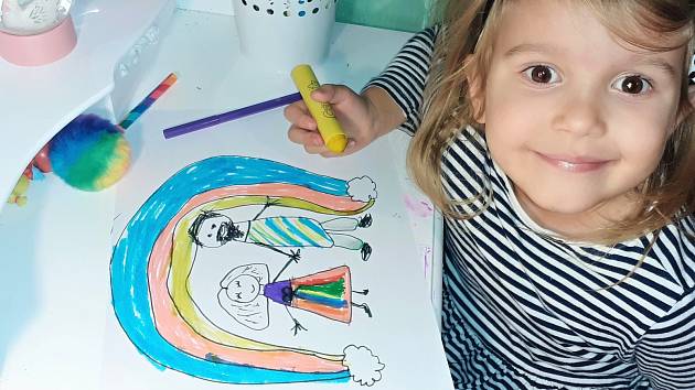 Pětiletá Meda Kleinová kreslí obrázek dědečkovi do domova