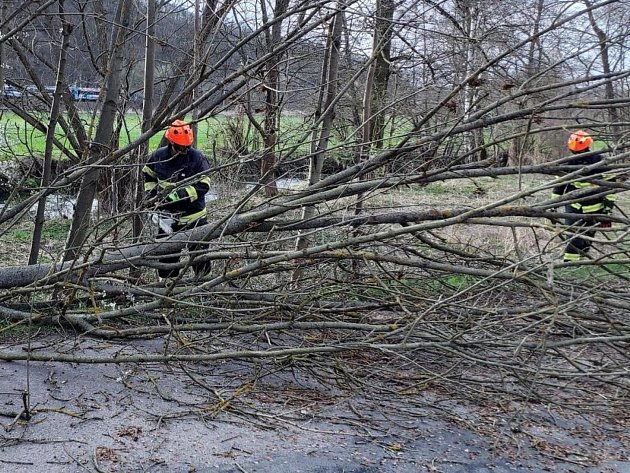 Pozor, silný vítr. Výstraha meteorologů platí do středečního večera