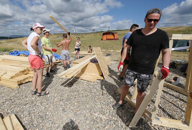 Studenti ČVUT vyrábějí u Jezera Milada dřevěné doplňky. Například stínidlo ve tvaru kruhu, lehátka a hrací prvky.