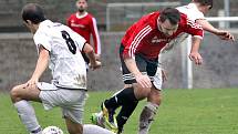 Fotbalisté Neštěmic (červení) doma prohráli s Bílinou 0:2.