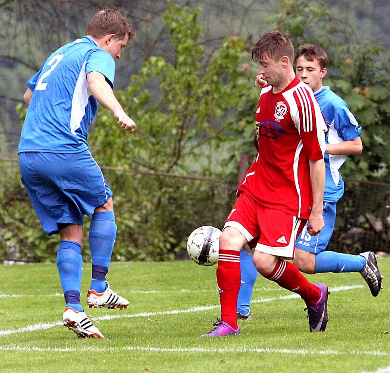 Fotbalisté Neštěmic (červení) doma porazili Jílové 3:0.