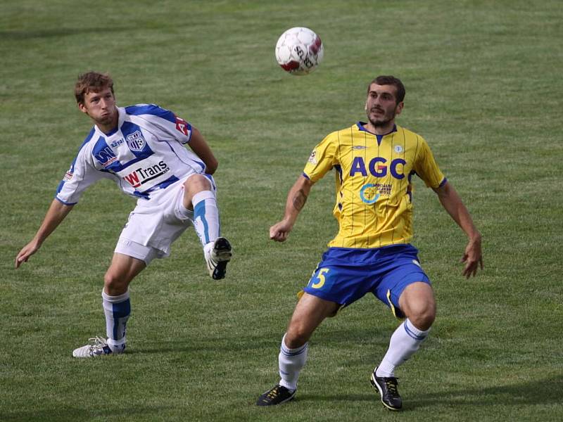 Ústecký záložník Jan Martykán (vlevo) bojuje o míč s teplickým Admirem Ljevakovičem v utkání, které nakonec skončilo remízou 1:1.