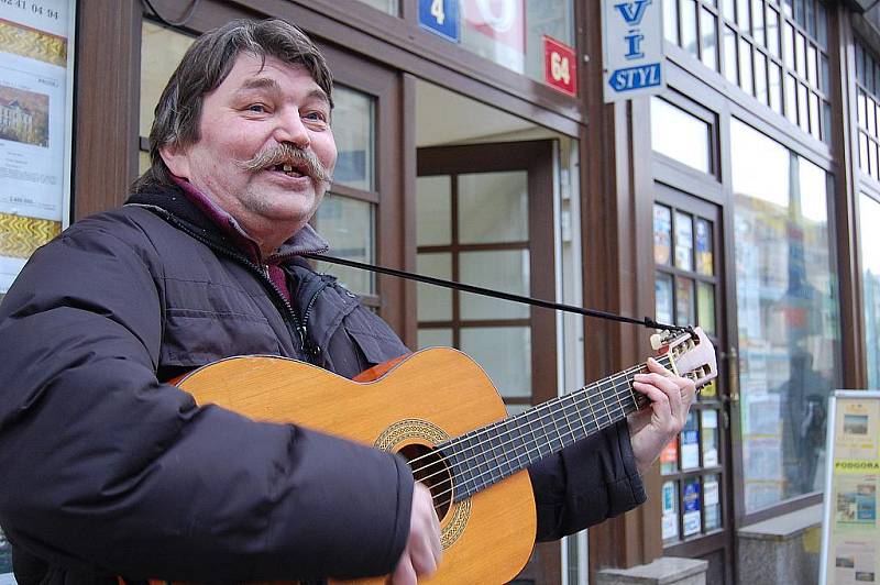 Vítězslav hraje na ulici již několik let. Prý hlavně proto, aby si lidé srovnali své myšlenky.