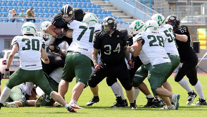 Paddock liga 2019. Ústečtí Blades (černé dresy) přehráli při prvním utkání na městském stadionu Alligators Brno (bílo-zelené dresy) 30:0.