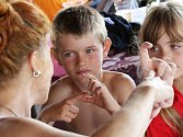 Na příměstském táboře v Chabařovicích se děti na táboře učí znakovou řeč, aby mohli komunikovat se svými postiženými kamarády
