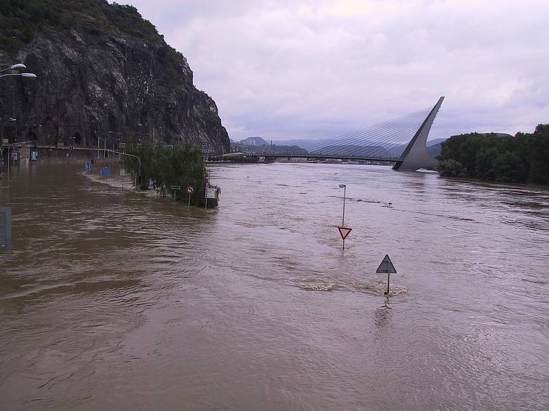 V Ústí nad Labem ve čtvrtek 14. srpna zaplavila voda z Labe celou přístavní ulici. Snímky jsou také z centra města, kde se lidé připravovali na povodeň naplňováním pytlů s pískem.