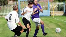 Fotbalisté Velkého Března (bíločerní) po vyrovnaném průběhu porazili Přestanov (fialovo-bílí) 3:2.