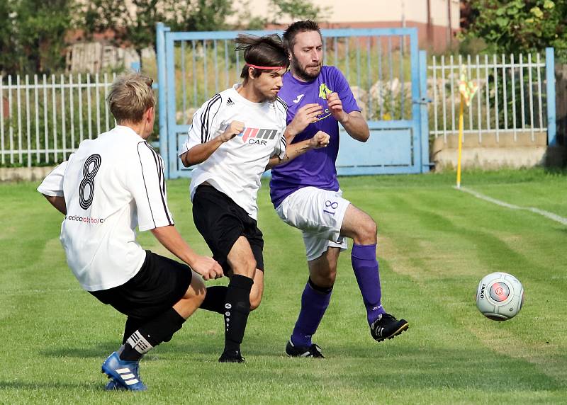 Fotbalisté Velkého Března (bíločerní) po vyrovnaném průběhu porazili Přestanov (fialovo-bílí) 3:2.