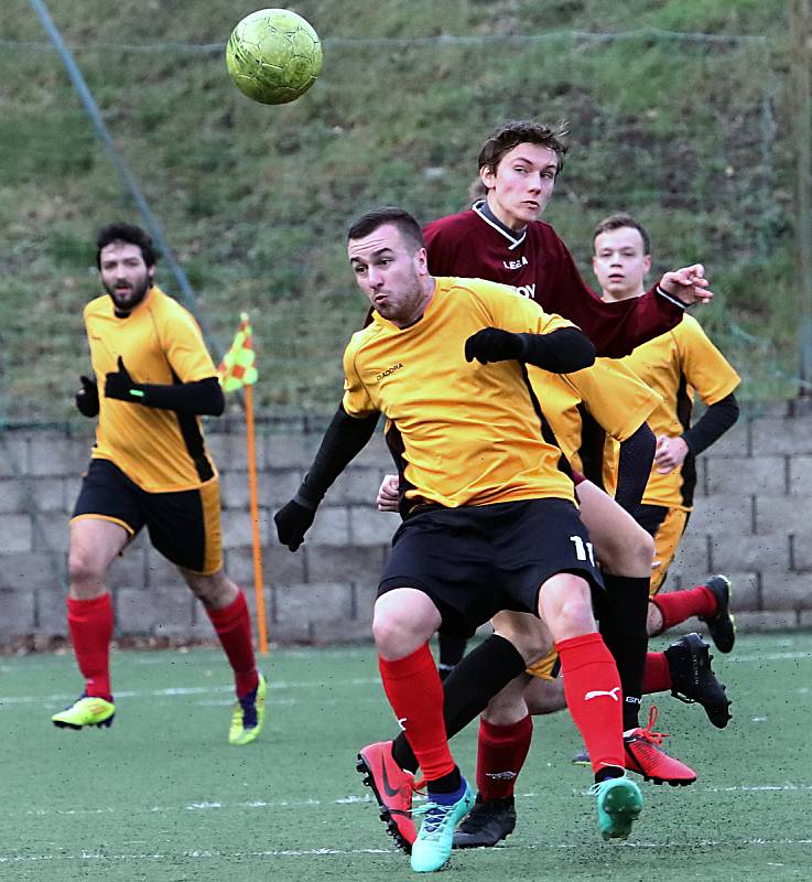 Memoriál Jaroslava Zabloudila v Neštěmicích, utkání FK Malšovice (červení) - FK Neštěmice B (žlutí) skončilo remízou 4:4.