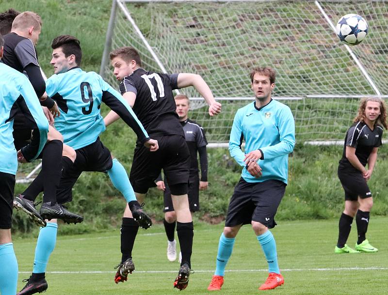 Fotbalisté Brné (černí) hráli s Horním Jiřetínem / Litvínovem (modročerní) v základní době nerozhodně 2:2, na penalty byli lepší hosté. KP Ústeckého kraje 24. kolo.