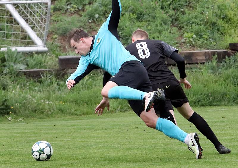 Fotbalisté Brné (černí) hráli s Horním Jiřetínem / Litvínovem (modročerní) v základní době nerozhodně 2:2, na penalty byli lepší hosté. KP Ústeckého kraje 24. kolo.