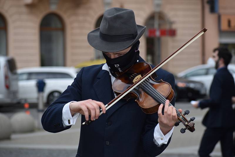 Herci a další zaměstnanci ústeckého Činoheráku se hodili do gala a vyrazili zatančit si mezi lidi. Foto Deník/Jaroslav Balvín