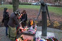 Více než padesát lidí se sešlo v sobotu 17. listopadu v Městských sadech u pomníků obětem komunismu.