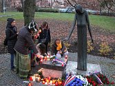 Více než padesát lidí se sešlo v sobotu 17. listopadu v Městských sadech u pomníků obětem komunismu.