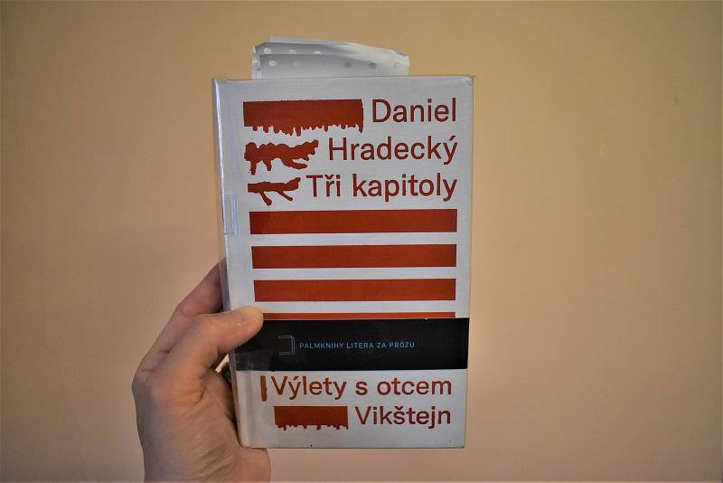 Knihu Daniela Hradeckého Tři kapitoly doporučuje ke čtení reportér Deníku Jaroslav Balvín.